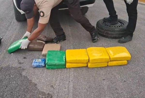 DNCD confisca 15 pacas presumiblemente marihuana y apresan tres personas