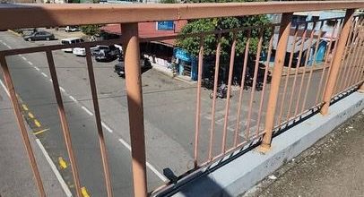 ¡Urgente! Exigen intervención de puente peatonal en Villa Altagracia