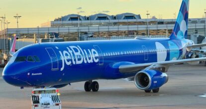 Multan con dos millones de dólares a JetBlue por retrasos persistentes en sus vuelos