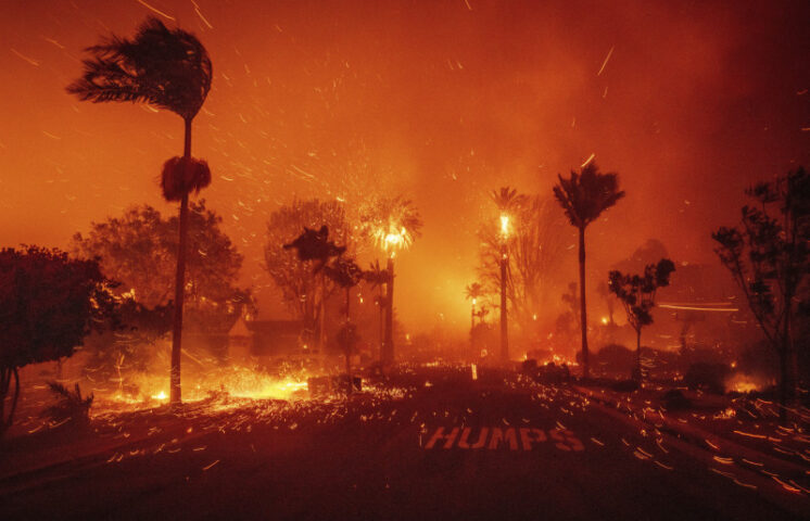 Incendio en Pacific Palisades de Los Ángeles obliga a evacuaciones masivas