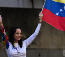 María Corina Machado reaparece en protesta en Caracas