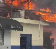 Un incendio de gran magnitud afecta taller de herrería en Villa Juana