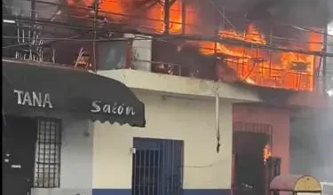 Un incendio de gran magnitud afecta taller de herrería en Villa Juana
