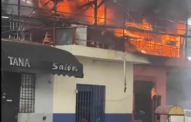 Un incendio de gran magnitud afecta taller de herrería en Villa Juana