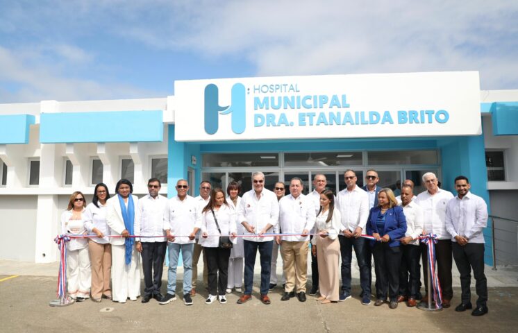 Presidente Abinader inaugura obras de salud, educación y deporte en Las Guáranas