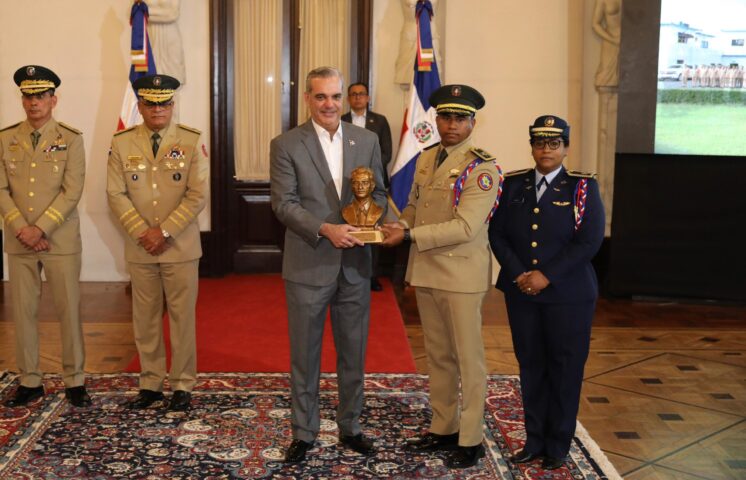 Abinader reafirma apoyo y orgullo por las Fuerzas Armadas y la Fuerzas Armadas