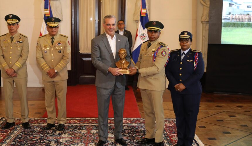 Abinader reafirma apoyo y orgullo por las Fuerzas Armadas y la Fuerzas Armadas