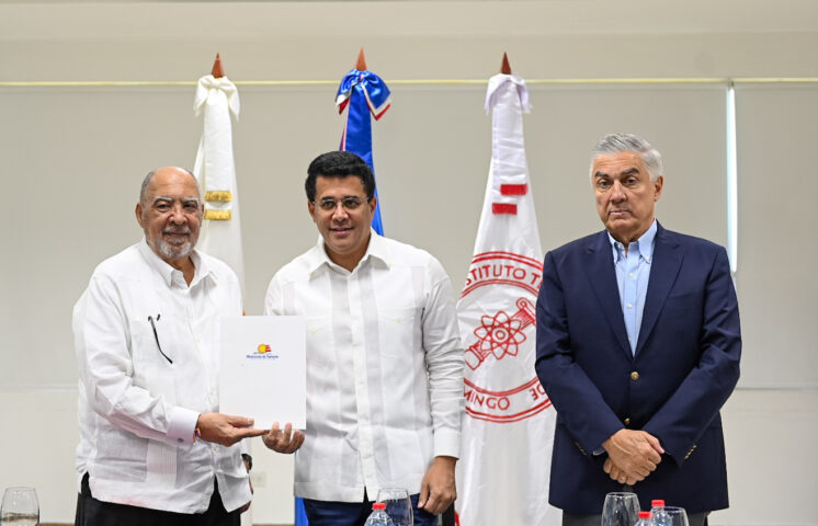 Turismo entrega un millón de dólares a universidades para investigación del sargazo