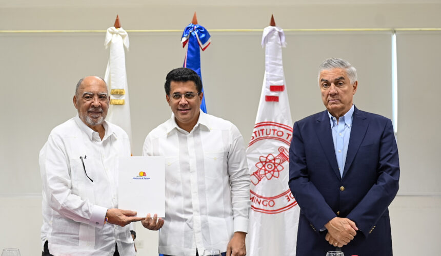 Turismo entrega un millón de dólares a universidades para investigación del sargazo