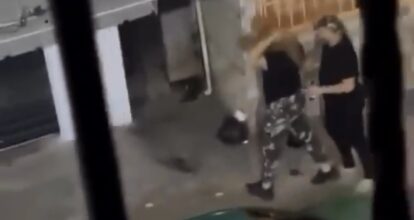 Hombre golpea brutalmente a su pareja en una barriada del Distrito Nacional.