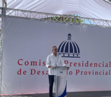 Presidente Abinader lanza plan para techar más de 150 canchas escolares en República Dominicana