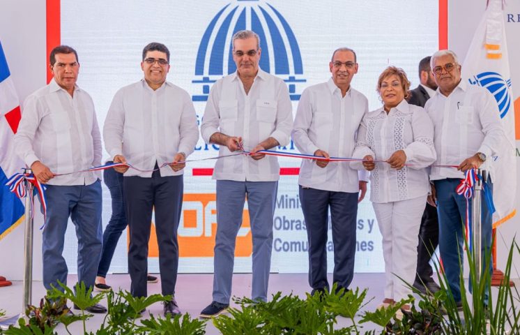Gobierno entrega calles asfaltadas en SDE con inversión de RD$600 millones 