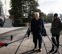 Trump amenaza con eliminar la agencia de emergencias y carga contra los demócratas