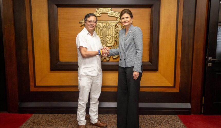 Raquel Peña recibe al presidente de Colombia durante escala en RD