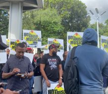 “Policía no mate por una bocina” vociferan dueños de centros nocturnos por cierres de discotecas en RD