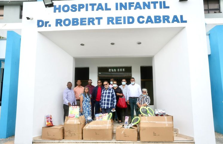 Desarrollo de la Comunidad entrega juguetes en hospital DN y barrios de SDE y Boca Chica
