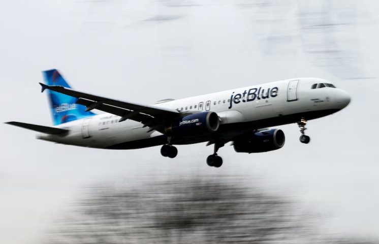 Posibles consecuencias para JetBlue tras el hallazgo de dos cuerpos en el tren de aterrizaje de un avión 