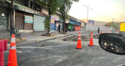 Denuncian fuertes tapones en av. San Martín por lentitud en reparación de badén frente al Metro