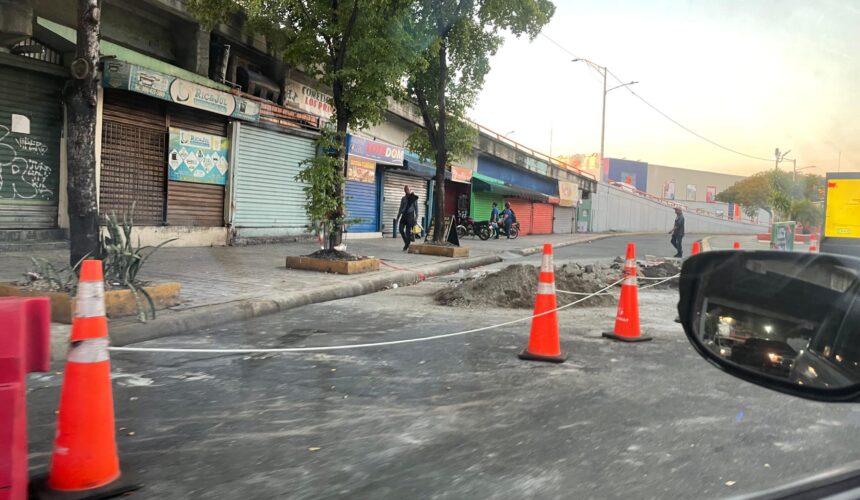 Denuncian fuertes tapones en av. San Martín por lentitud en reparación de badén frente al Metro