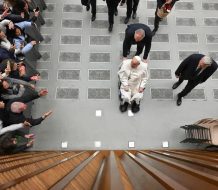El papa Francisco sufre una caída sin fracturas y le inmovilizan el brazo por precaución