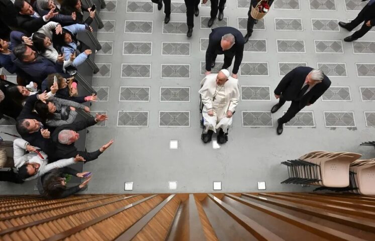 El papa Francisco sufre una caída sin fracturas y le inmovilizan el brazo por precaución