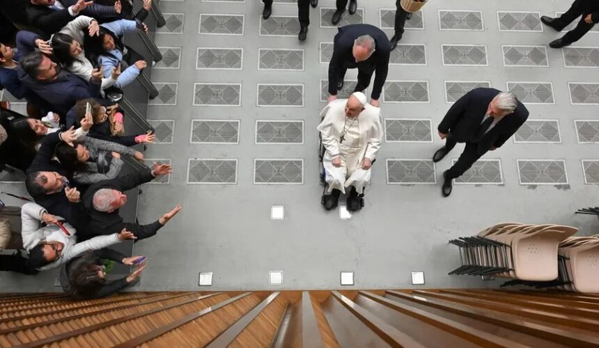 El papa Francisco sufre una caída sin fracturas y le inmovilizan el brazo por precaución