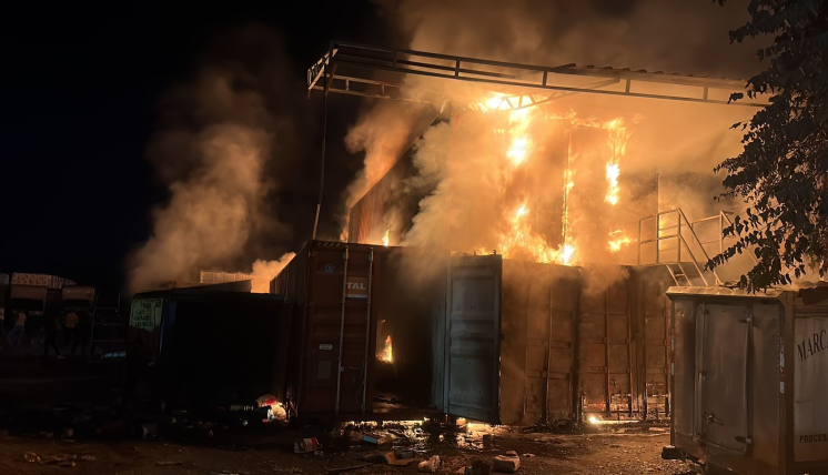 Incendio arrasa área comercial en El Carrizal, Elías Piña