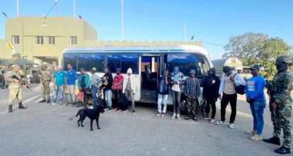 Ejército arresta tres traficantes de haitianos; detienen 14 ilegales