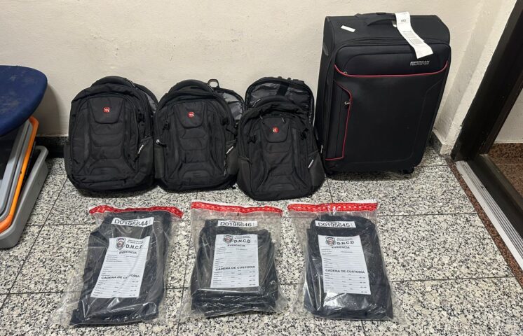 Apresan a mujer con once láminas de presunta cocaína en el AILA