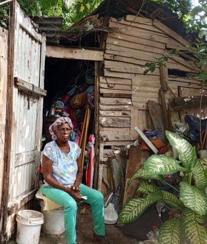 Un techo digno para Bienvenida Santana: un llamado a la solidaridad desde Boca Chica”