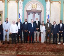 Presidente Abinader recibe a miembros de la Asociación de Peloteros de Grandes Ligas