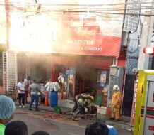 Reportan incendio en comercio de San Cristóbal