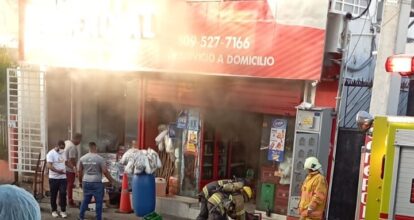Reportan incendio en comercio de San Cristóbal