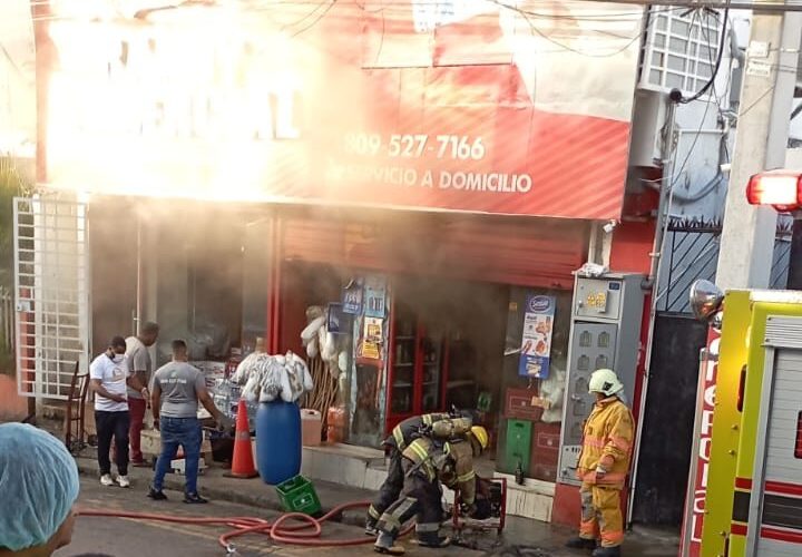 Reportan incendio en comercio de San Cristóbal