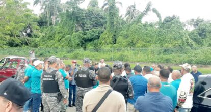 Transportista protestan en Mata Puerco por malas condiciones de la carretera