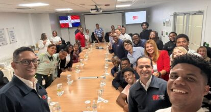 Juan Soto almuerza con colaboradores del Sistema 911