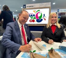 Alcaldía de Santiago firma acuerdo en FITUR para promover el Carnaval