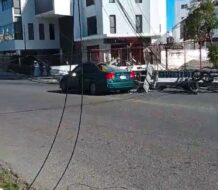 Carro impacta poste tendido eléctrico en la Charles de Gaulle