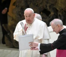 El Papa insta a superar el machismo en la Curia y destaca el aporte de las monjas