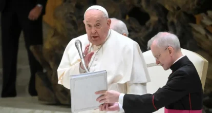 El Papa insta a superar el machismo en la Curia y destaca el aporte de las monjas
