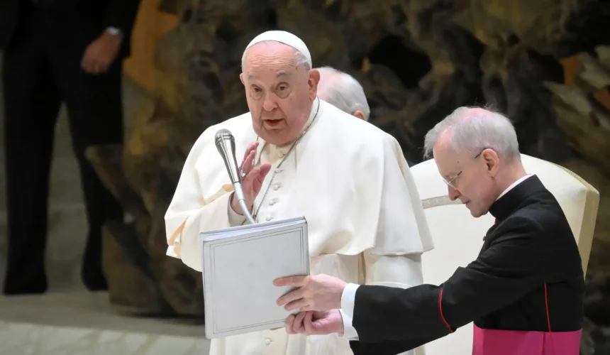 El Papa insta a superar el machismo en la Curia y destaca el aporte de las monjas
