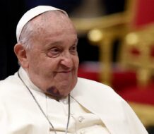 Papa Francisco es hospitalizado nuevamente para tratar bronquitis
