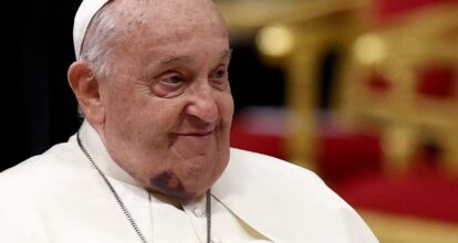 Papa Francisco es hospitalizado nuevamente para tratar bronquitis