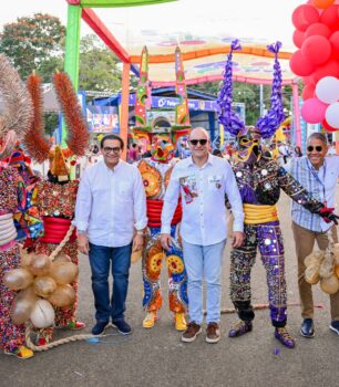 Santiago celebra por todo lo alto tercer domingo de carnaval con apoyo masivo de turistas