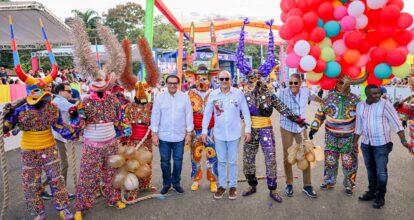 Santiago celebra por todo lo alto tercer domingo de carnaval con apoyo masivo de turistas