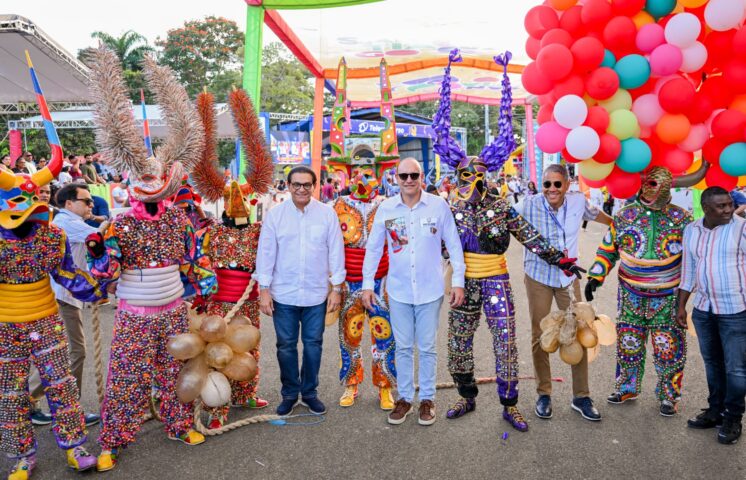 Santiago celebra por todo lo alto tercer domingo de carnaval con apoyo masivo de turistas