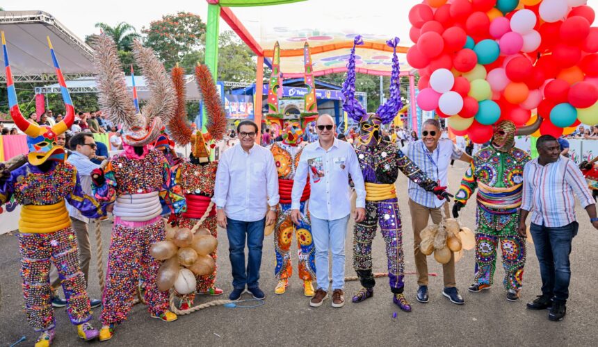 Santiago celebra por todo lo alto tercer domingo de carnaval con apoyo masivo de turistas