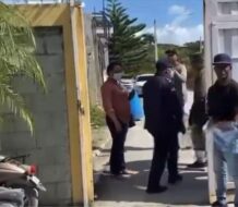 En escuela de SFM, autoridades de Agricultura y Procuraduría de Medio Ambiente confiscan mochilas con sospechas de contener pesticida