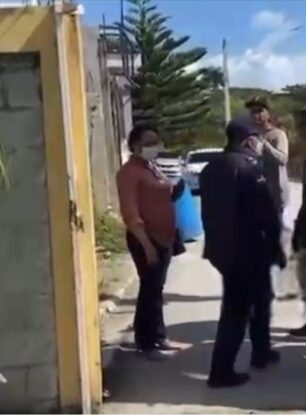 En escuela de SFM, autoridades de Agricultura y Procuraduría de Medio Ambiente confiscan mochilas con sospechas de contener pesticida