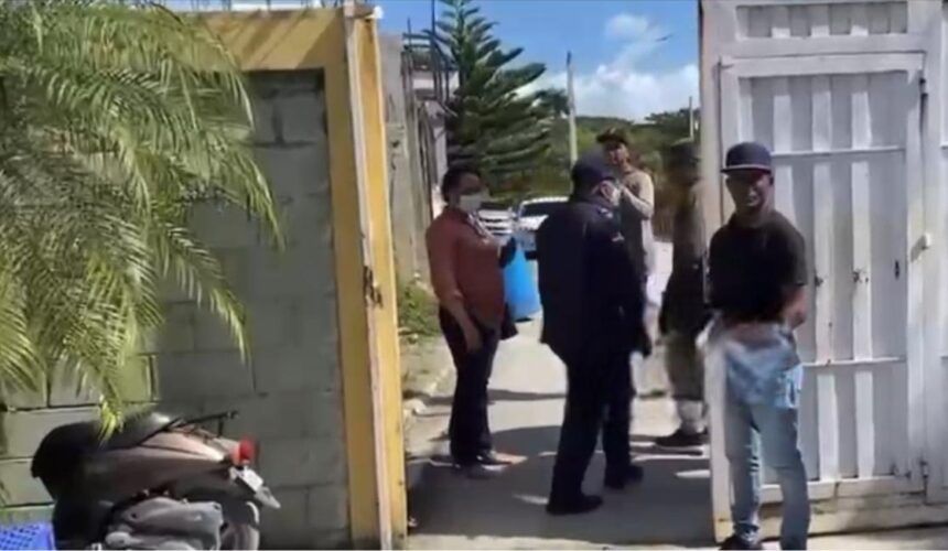 En escuela de SFM, autoridades de Agricultura y Procuraduría de Medio Ambiente confiscan mochilas con sospechas de contener pesticida